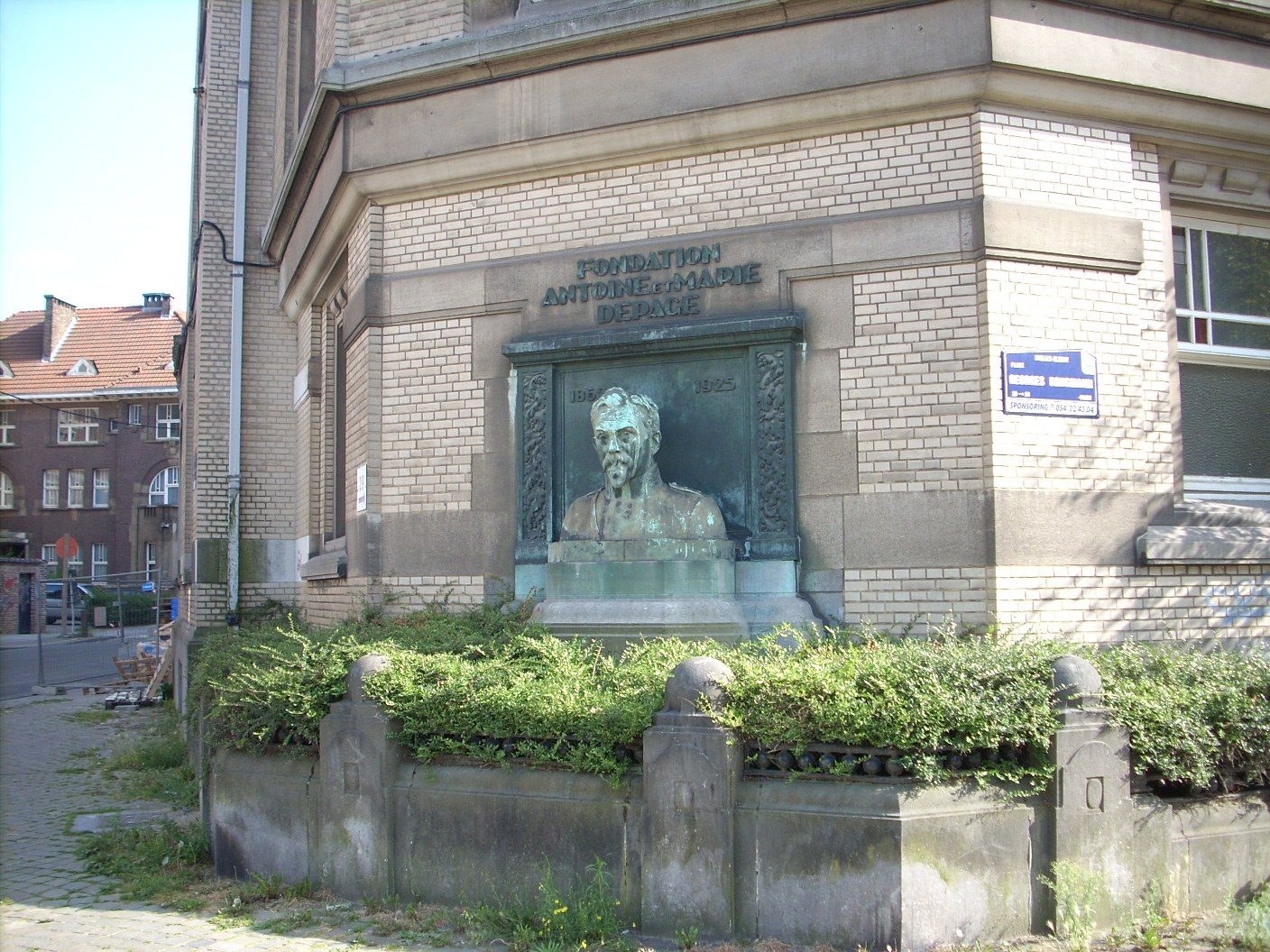 Antoine Depage monument, Croix-Rouge historical building, Brussels - 01.JPG